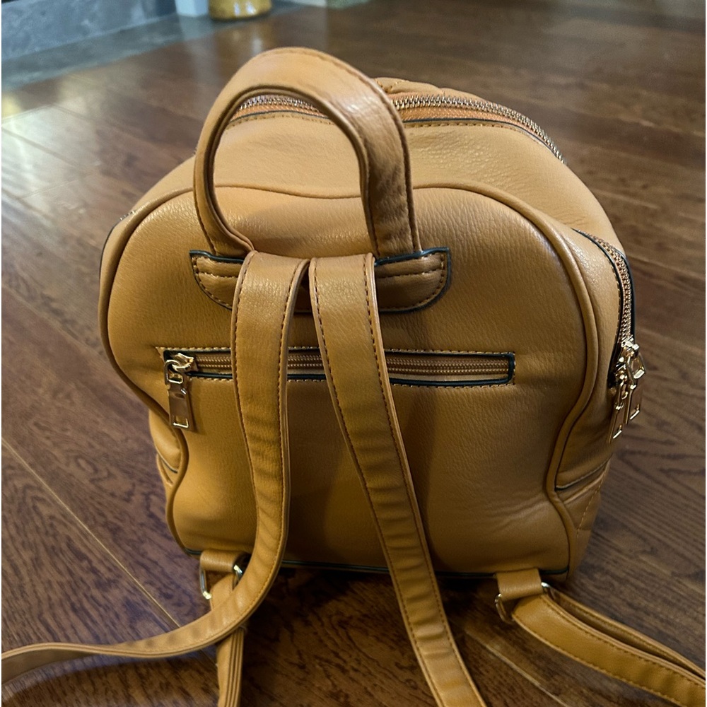 Backpack - Picture 2 of 6
